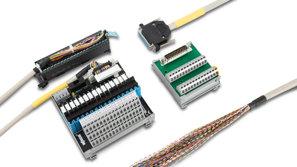 시스템 배선<br />
WAGO의 시스템 배선 솔루션을 사용하면 자동화 애플리케이션의 개별 구성 요소를 체계적이고 신속하며 간편하게 배선할 수 있습니다. 시스템 및 제어 캐비닛 솔루션이 점점 더 복잡해짐에 따라, 이러한 솔루션은 계획, 설치 및 시운전에 소요되는 시간과 비용을 절감해 줍니다.